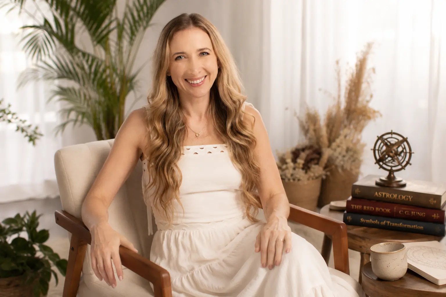 Retrato de Fernanda Penteado em um ambiente claro e acolhedor.
